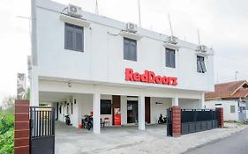 Hotel Reddoorz Syariah Near Universitas Jenderal Soedirman 2 à Purwokerto Exterior photo