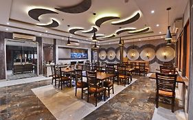 Le Crescent Hotel By Trot, Indirapuram Ghaziabad Exterior photo