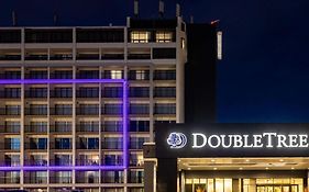 Hotel Doubletree By Hilton Calgary North Exterior photo