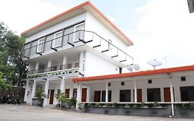 Hotel Netral Jombang Exterior photo