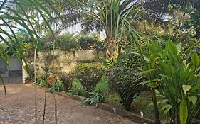 Tout confort avec jardin entrée Bastos Yaoundé Exterior photo