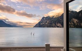 Hotel Baia Azzurra - Lake Front Torbole Sul Garda Exterior photo