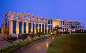 Hotel The Gaurs Sarovar Premiere à Ghaziabad Exterior photo