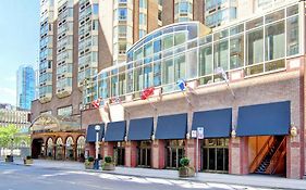 Hotel Doubletree By Hilton Toronto Downtown Exterior photo