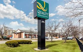 Quality Inn & Suites 5585 Ambler Drive Mississauga Ontario Exterior photo