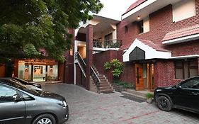 Little Chef Hotel Kanpur Exterior photo