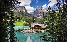 Emerald Lake Lodge Field Exterior photo