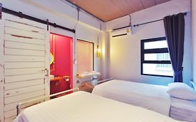 Bloo Hostel Phuket Room photo