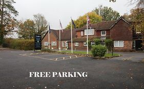 Trivelles Waterhall Country Gatwick Hotel & Airport Parking Crawley  Exterior photo