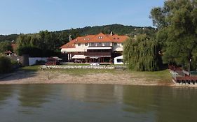 Camelot Club Hotel Vác Exterior photo