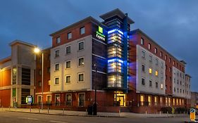 Holiday Inn Express Stevenage By Ihg Exterior photo