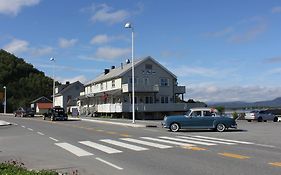 Hotel Ulvsvag Gjestgiveri Og Fjordcamping As Exterior photo