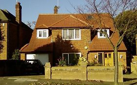 Guest House Ellipse - Whetstone Barnet Exterior photo