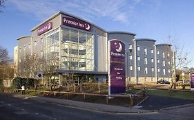 Premier Inn Watford Central Exterior photo