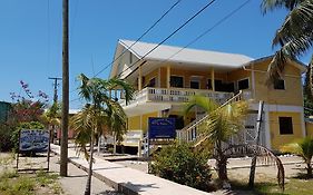 Serenade Hotel Placencia Exterior photo