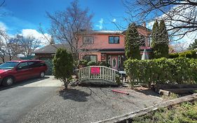 Bed and Breakfast Beds By The Bridge à Kelowna Exterior photo