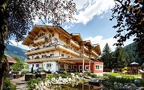 Hotel Grundlhof Bramberg am Wildkogel Exterior photo