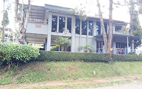 Villa Vila Kenari à Lembang Exterior photo