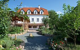 Hotel Babiccina Zahrada Penzion & Restaurant à Průhonice Exterior photo