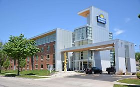 Days Inn & Suites By Wyndham Milwaukee Exterior photo