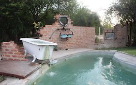 Villa Roy'S Rest Camp à Grootfontein Exterior photo