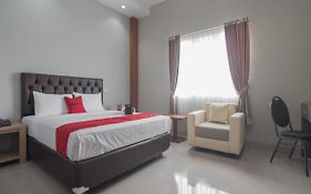 Hotel Reddoorz Near Islamic Center Samarinda Exterior photo