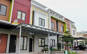 Hotel Reddoorz @ Galuh Mas à Karawang Exterior photo