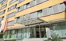 Hotel Courtyard By Marriott Vienna Schoenbrunn Exterior photo