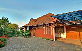 Villa Vila Bunga Merah Gelatik à Lembang Exterior photo