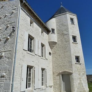 Bed and Breakfast Logis de Pierre Levée à Bessines Exterior photo