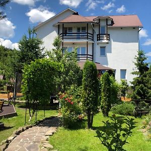 Hotel Smerekovyi Dvir à Zhdeniievo Exterior photo