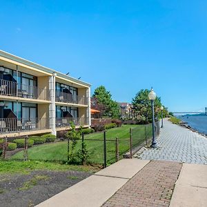 Comfort Inn Edgewater On Hudson River Exterior photo