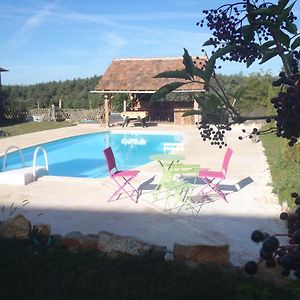 Bed and Breakfast chambre d’hôtes spacieuse avec piscine et grande salle de bain à Mostuéjouls Exterior photo