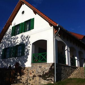 Bed and Breakfast Kolonics Pincészet Vendégház Somló à Somlovasarhely Exterior photo