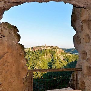 Bed and Breakfast La Grotta Su Civita à Lubriano Exterior photo