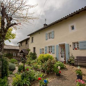 Bed and Breakfast La Maison Des Fleurs à Montembœuf Exterior photo