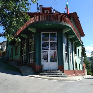 Hotel Семеен Хотел "Невен" à Momin Prohod Exterior photo