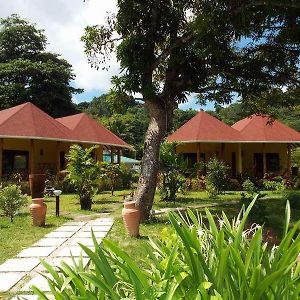 Les Lauriers Eco Hotel & Restaurant Anse Volbert Village Exterior photo