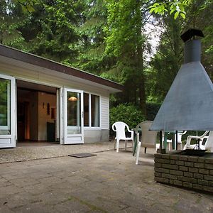 Villa Peacefully Chalet In Lanklaar With Garden à Dilsen-Stokkem Room photo