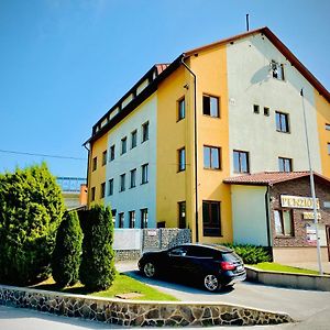 Hotel Penzion Domes à Čadca Exterior photo