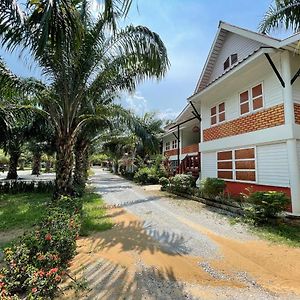 Hotel Golden Sword With Boat à Kanchanaburi Exterior photo