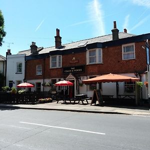 Hotel Coach And Horses à Chertsey Exterior photo