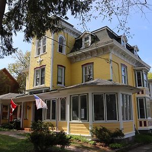 Bed and Breakfast Pangea House à Gananoque Exterior photo