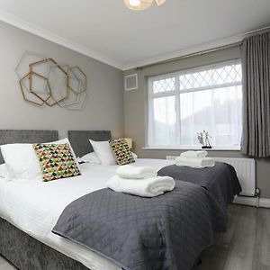 Fw Haute Apartments At Hillingdon, 3 Bedrooms And 2 Bathrooms Pet-Friendly House With Garden, With King Or Twin Beds With Free Wifi And Parking Exterior photo