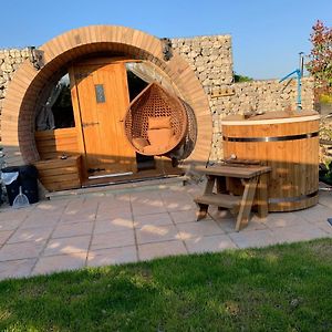 Appartement Romantic Escape Luxury Hobbit House With Hot Tub à Sheerness Exterior photo