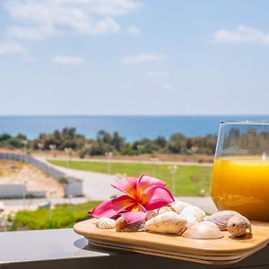 Vibrant Seaside Stay With Balcony By Sea N' Rent Nahariya Exterior photo