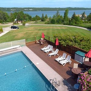 Hotel Waterview On The Bay à Wiarton Exterior photo