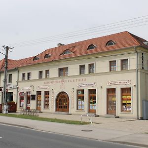 Hotel Rabensteiner Panzio à Fertőd Exterior photo