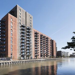 Modern Studios And Apartments At Barking Wharf In Londres Exterior photo