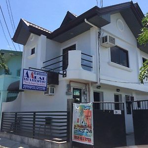 Hotel Aa Travellers Pad à Laoag Exterior photo